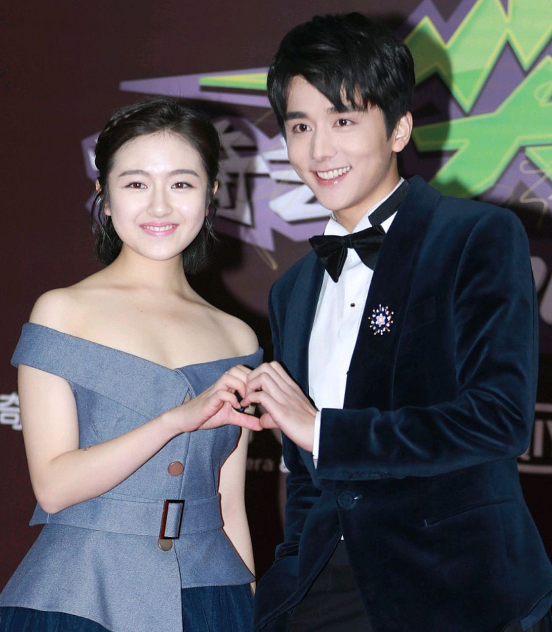 张新成跟李兰迪重新联系上后,感情到现在还蛮稳定的,虽然妈妈看蚕上