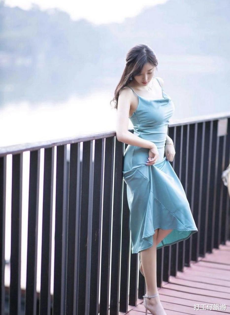 美女图集:蓝色长裙气质美女,完美的头身比例