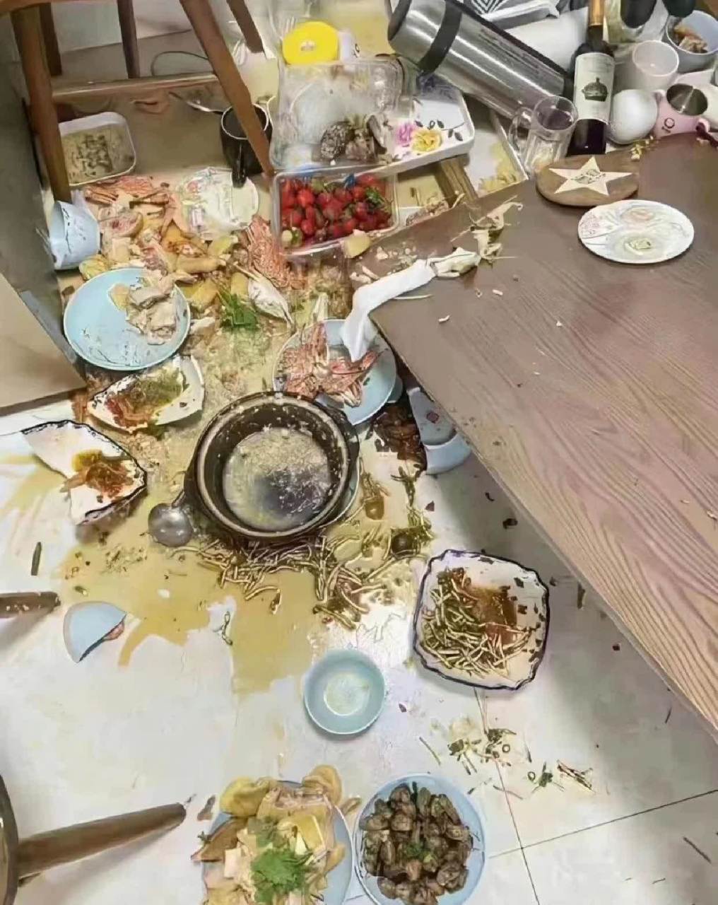 老公一喝多就发脾气,打翻了一半的年夜饭,把饭菜都浪费了.