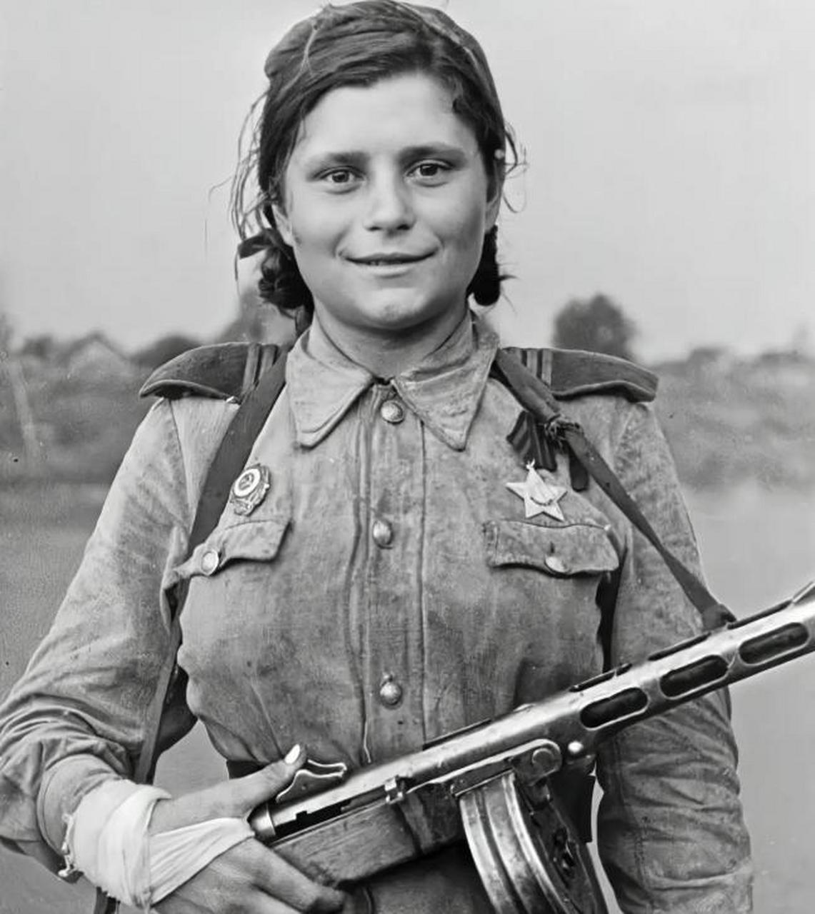 二战时期苏联女兵英姿飒爽,手拿冲锋枪,眼神犀利.