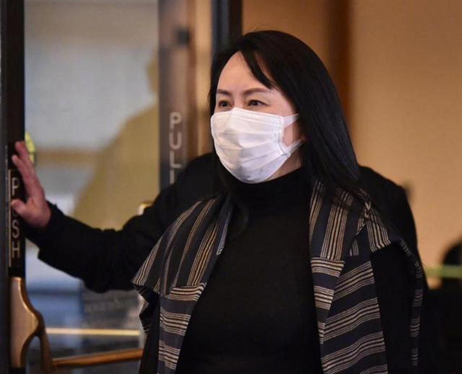 孟晚舟再次出庭,刘海发型依旧优雅,把旧衣当披肩打造真名媛