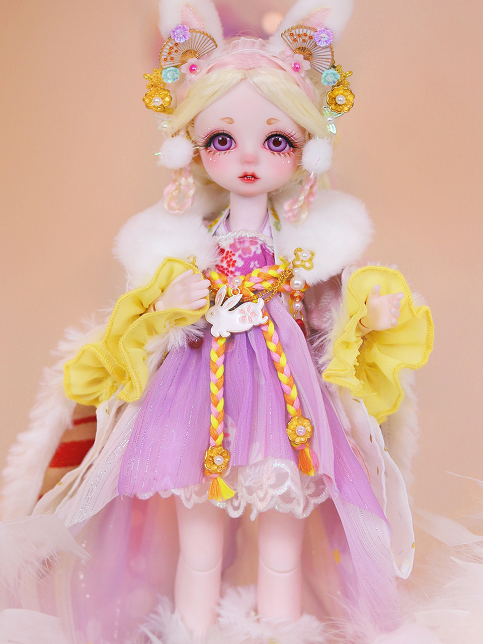 德必胜30cm小天使洋娃娃是一款非常可爱的玩具,它拥有灵活的关节,可以