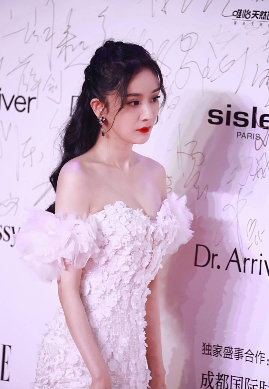 杨幂成都出席活动人山人海# 近日,在成都的活动上,杨幂身穿一袭白色