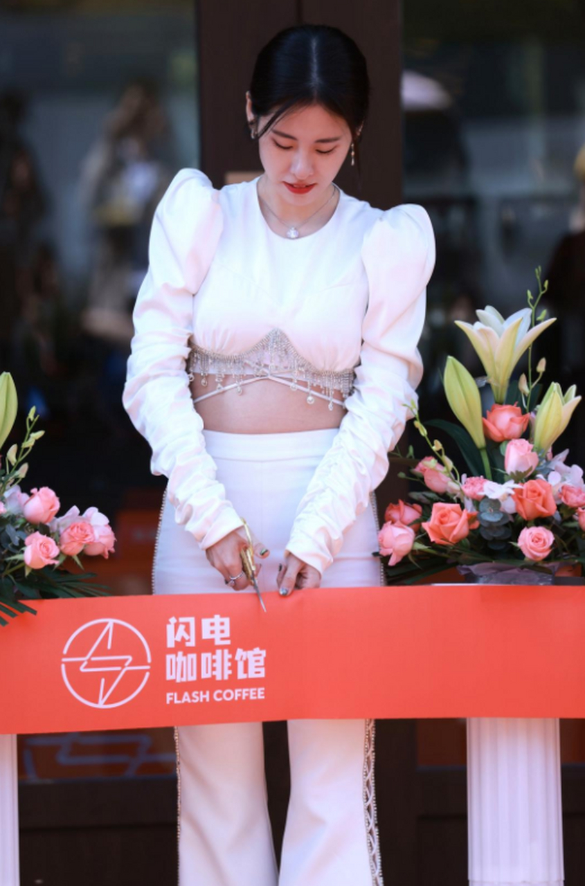 张碧晨,穿露脐装,肚子上一点妊娠纹都没有,保养得真好!