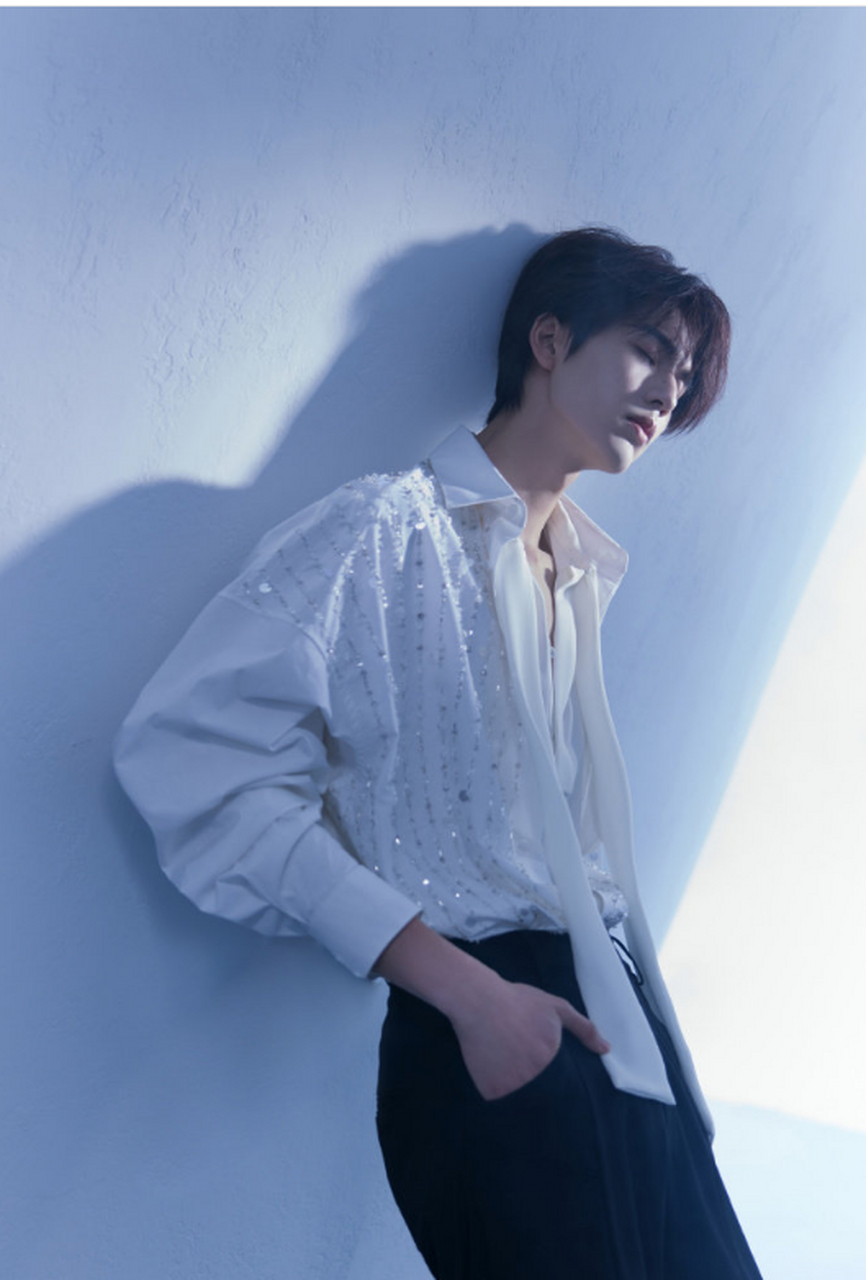 张凌赫愚人节大片##张凌赫亮钻白衬衫造型##张凌赫亮片白衬衫造型