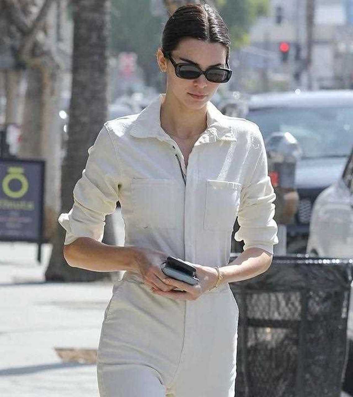 超模肯豆穿白色牛仔连体裤出街,造型休闲又利落.