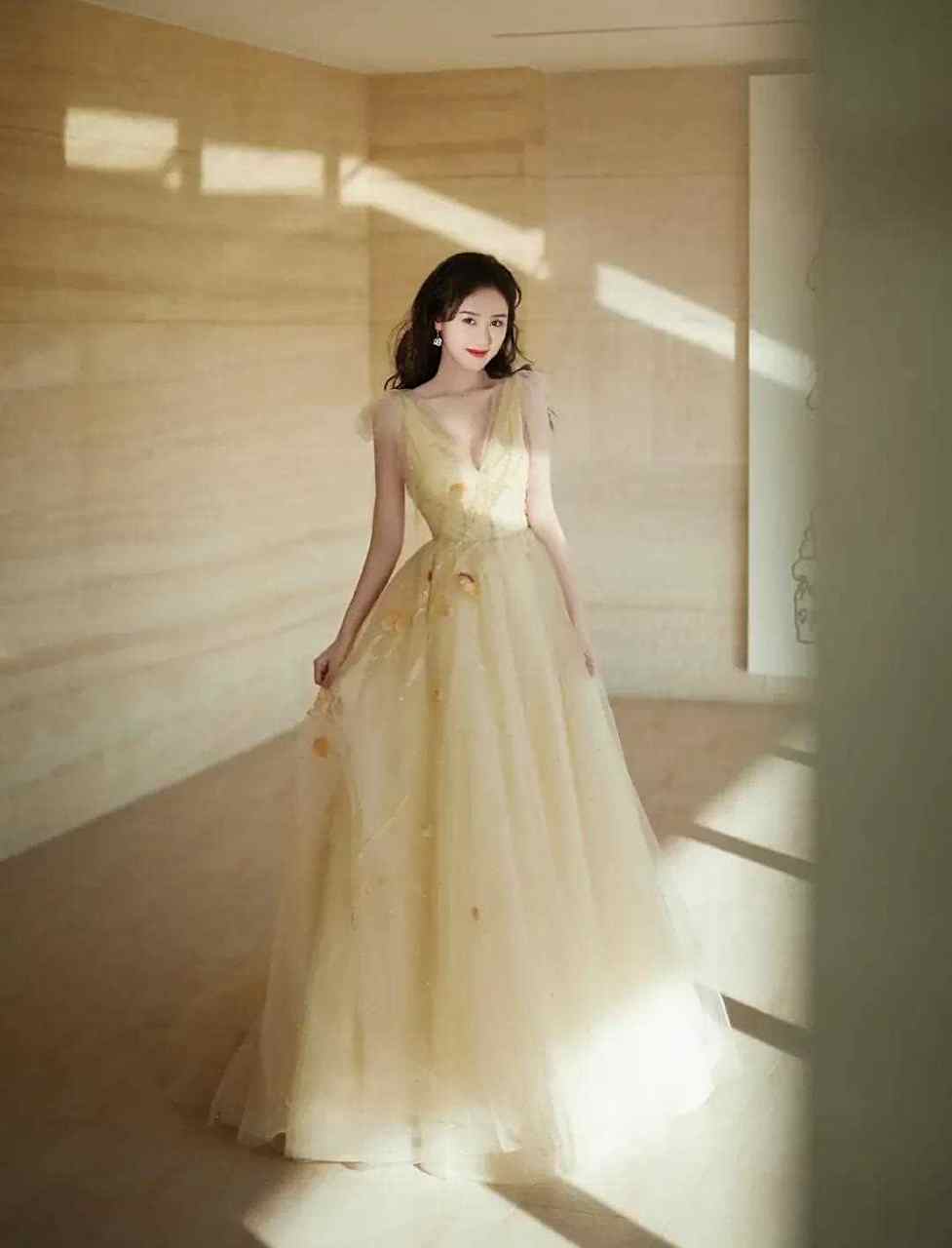 袁冰妍今晚的红毯造型将身材很好的展现了出来,深v领的设计配合上修身