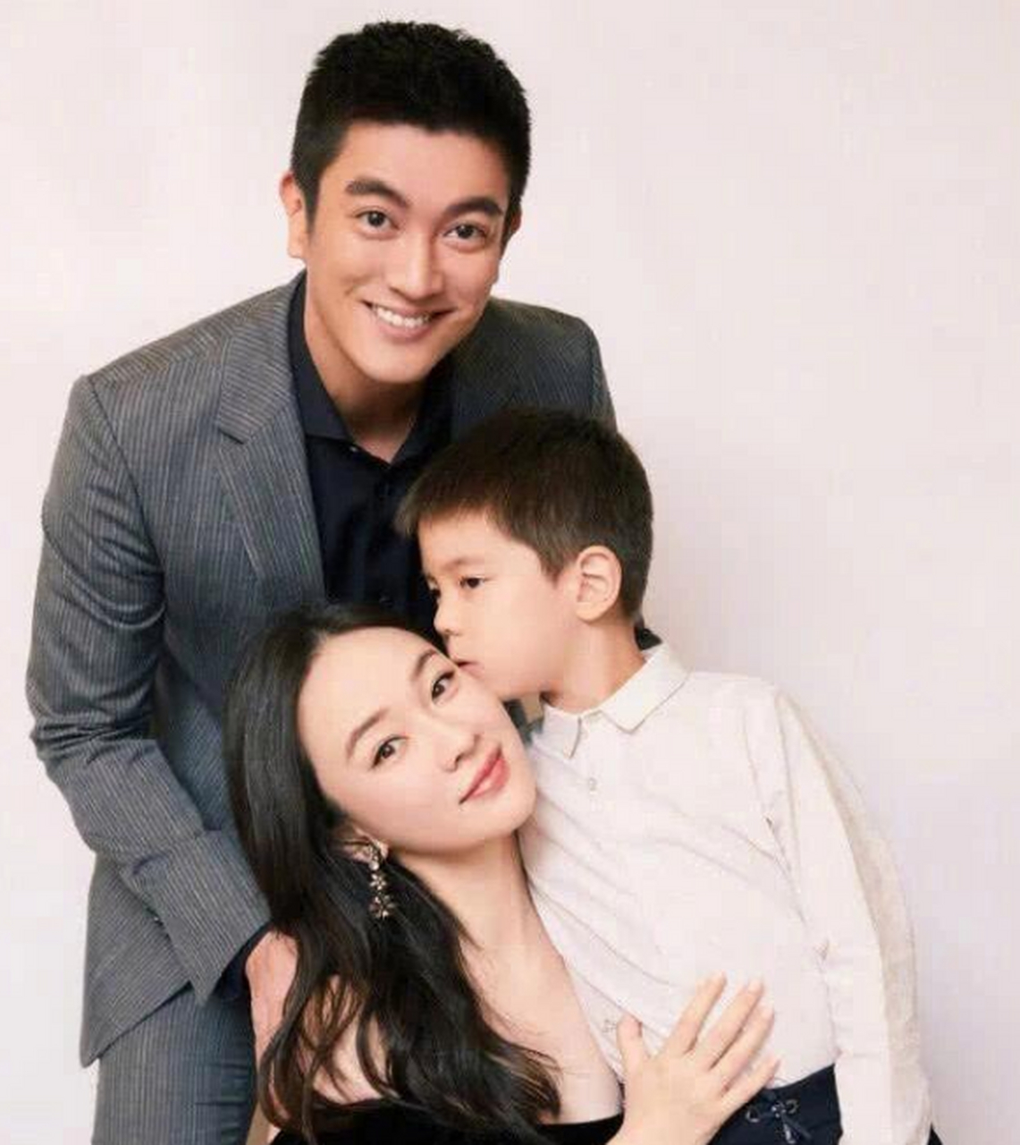 霍思燕儿子嗯哼没小时候可爱了,不过越长越像爸 爸了