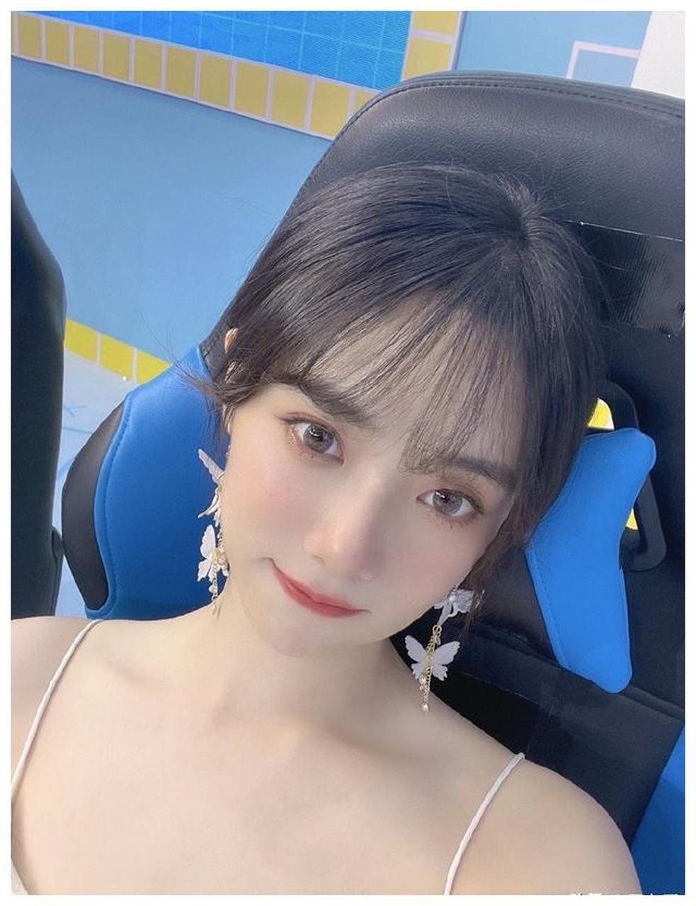 英雄联盟美女主持人小钰可爱美照欣赏