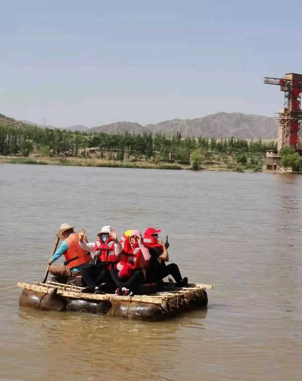 在宁沙坡头体验羊皮筏子漂流旅游项目.