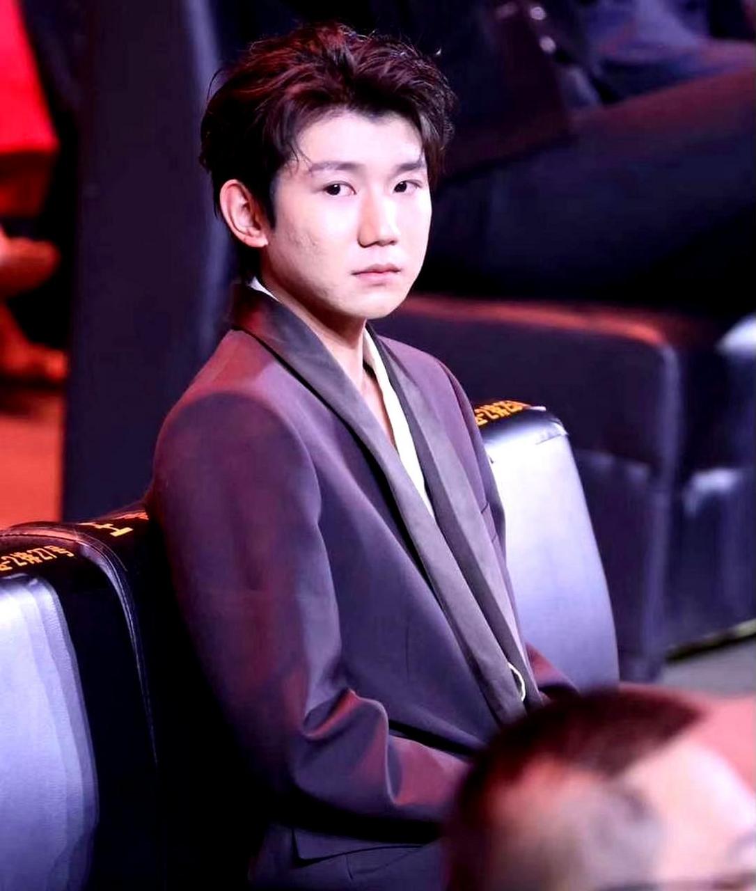 王源的皮肤在高清镜头下呈现出坑坑洼洼的状态.