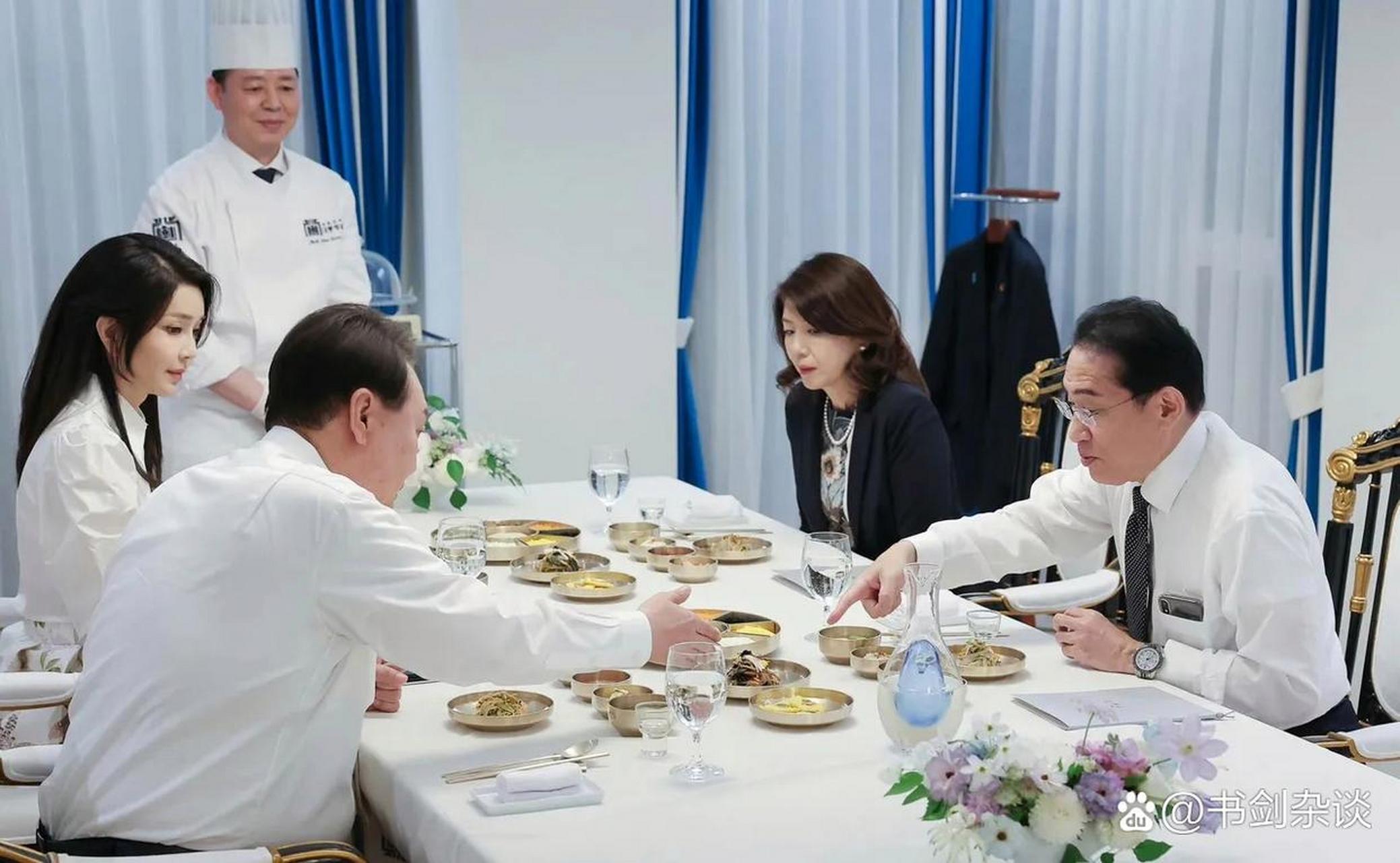 根据最新消息,日本首相岸田文雄携夫人访问韩国期间参加了一场正式的"