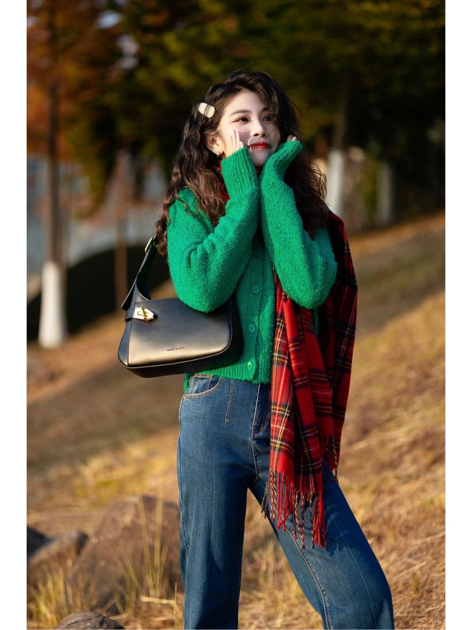 红绿配色营造复古港风 氛围感太绝啦 低饱和度的暗红和暗绿这对cp