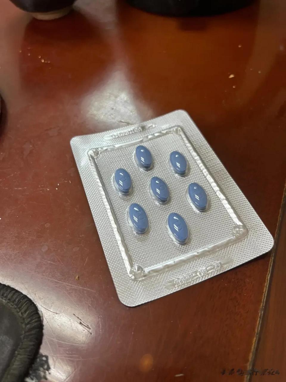 蓝色小药片高达100多块钱一片,伟哥的出现让男人重振雄风.