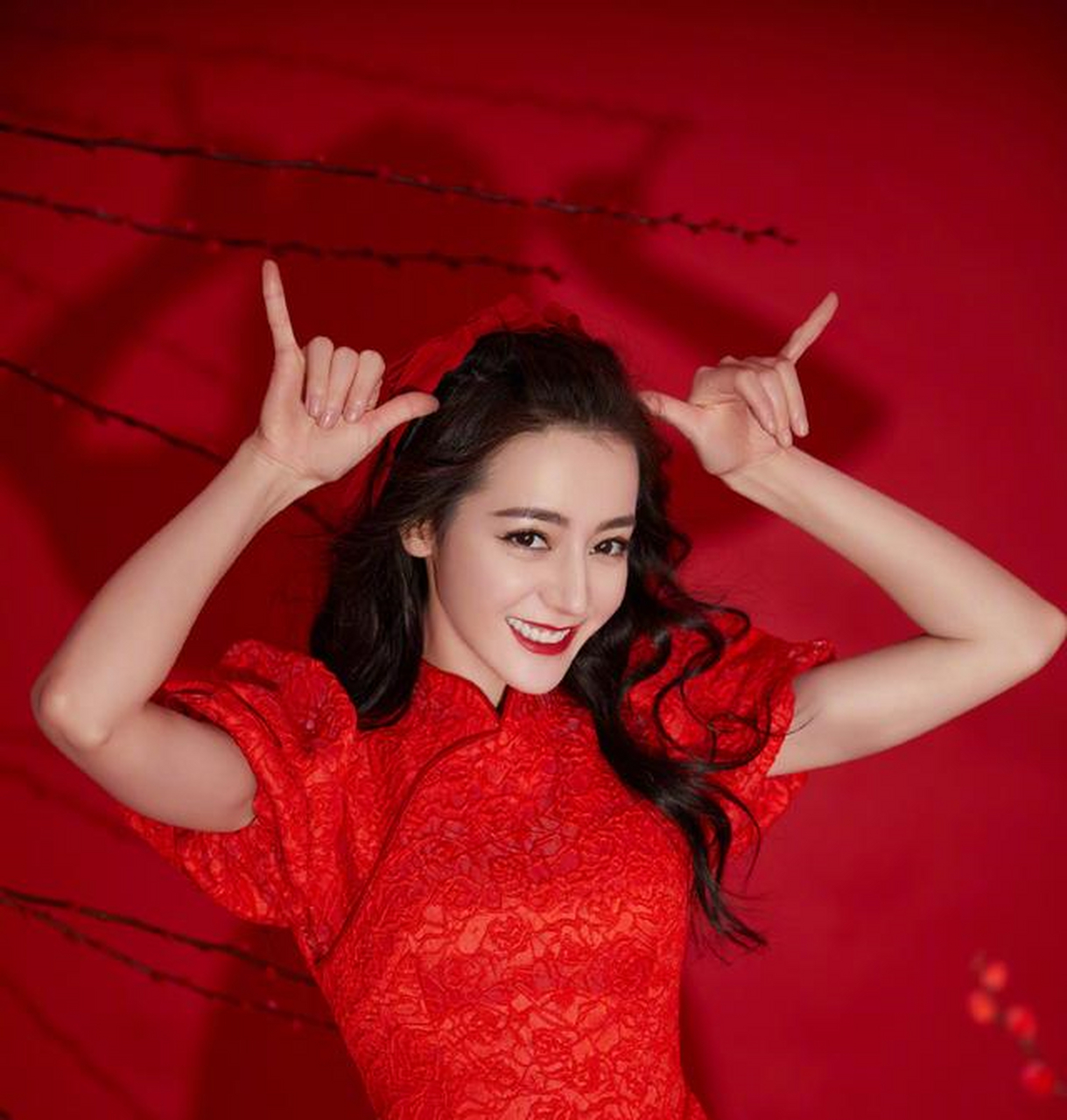 迪丽热巴登春晚造型,扎起红色发带,穿着刺绣红旗袍,俏皮又可爱