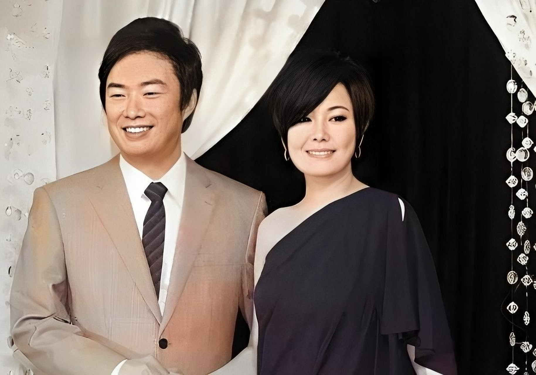 21岁时,费玉清和女友安井千惠回家看望父母.