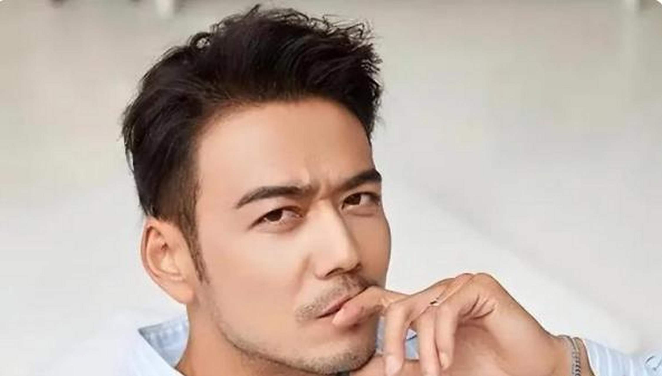 16年,杨烁因一部都市群像剧《欢乐颂》进入了观众的视线.