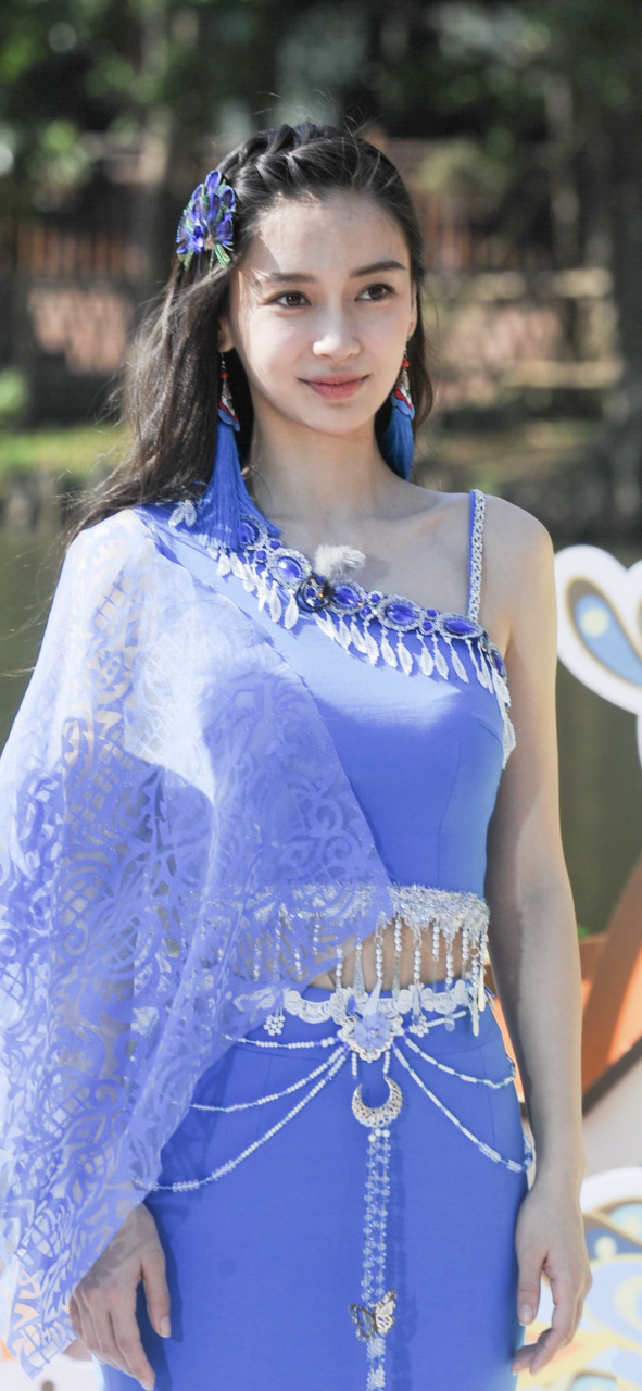 angelababy《奔跑吧》节目蓝色公主裙剧照,这好身材真让人羡慕,这是一