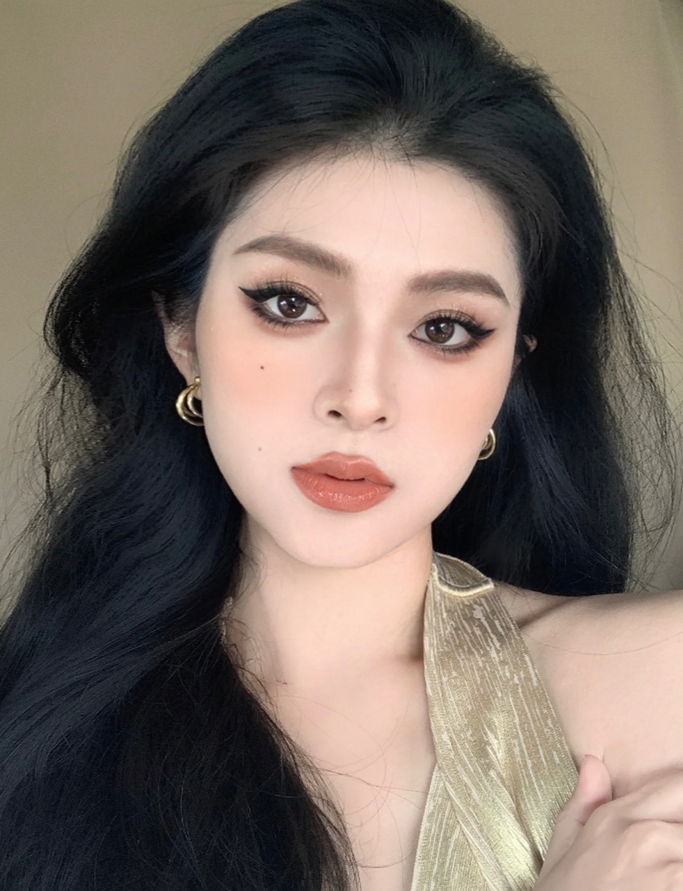 整个妆容采用了低饱和色系的小烟熏,非常适合日常妆容,不会