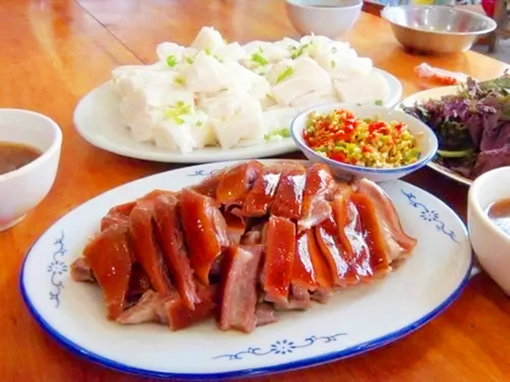玉林人制作加工白斩狗有独到之处,皮与肉之间总是藕断丝连的,且色