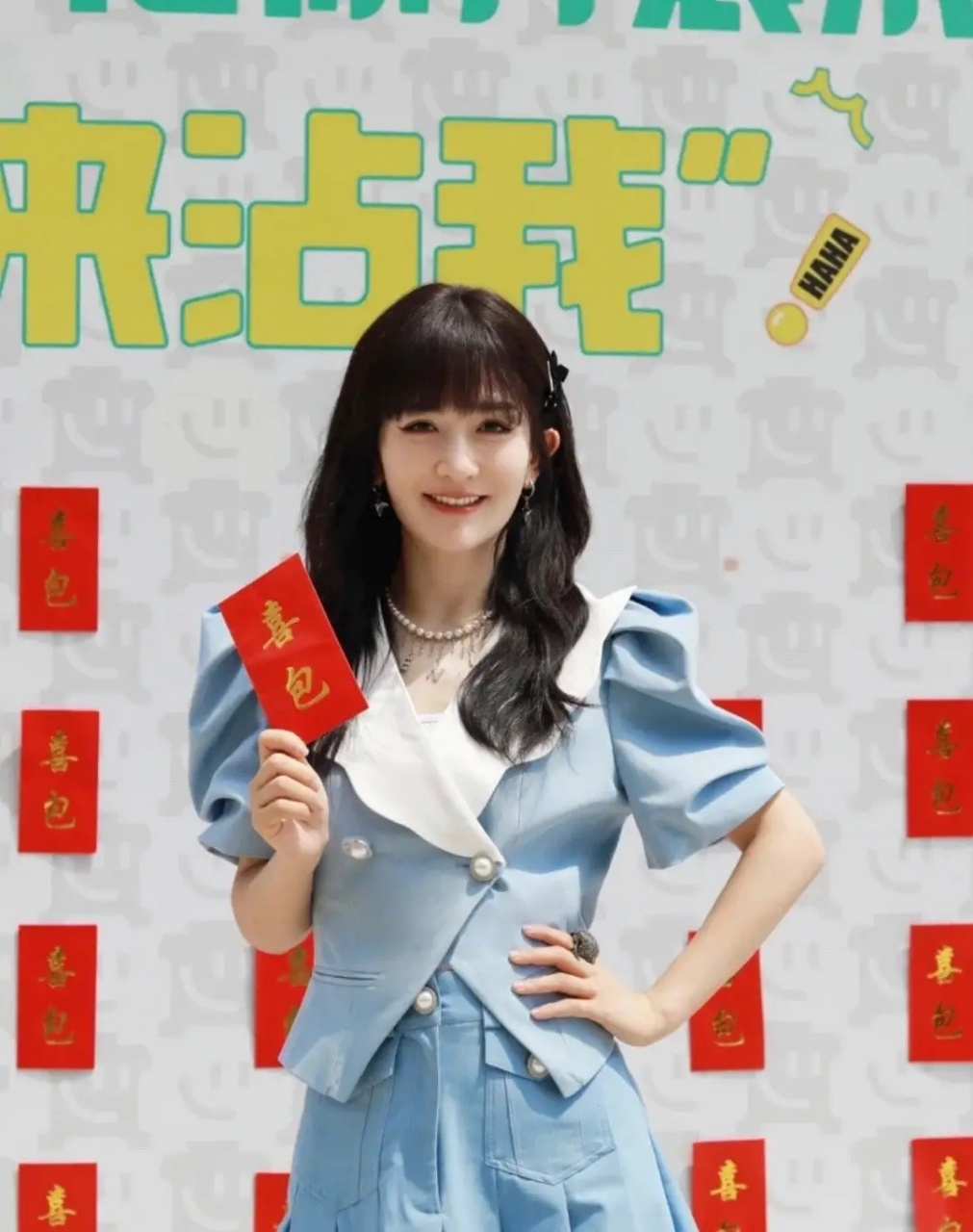 谢娜齐刘海新造型,感觉她复工后,穿搭就开始走扮嫩造型了.