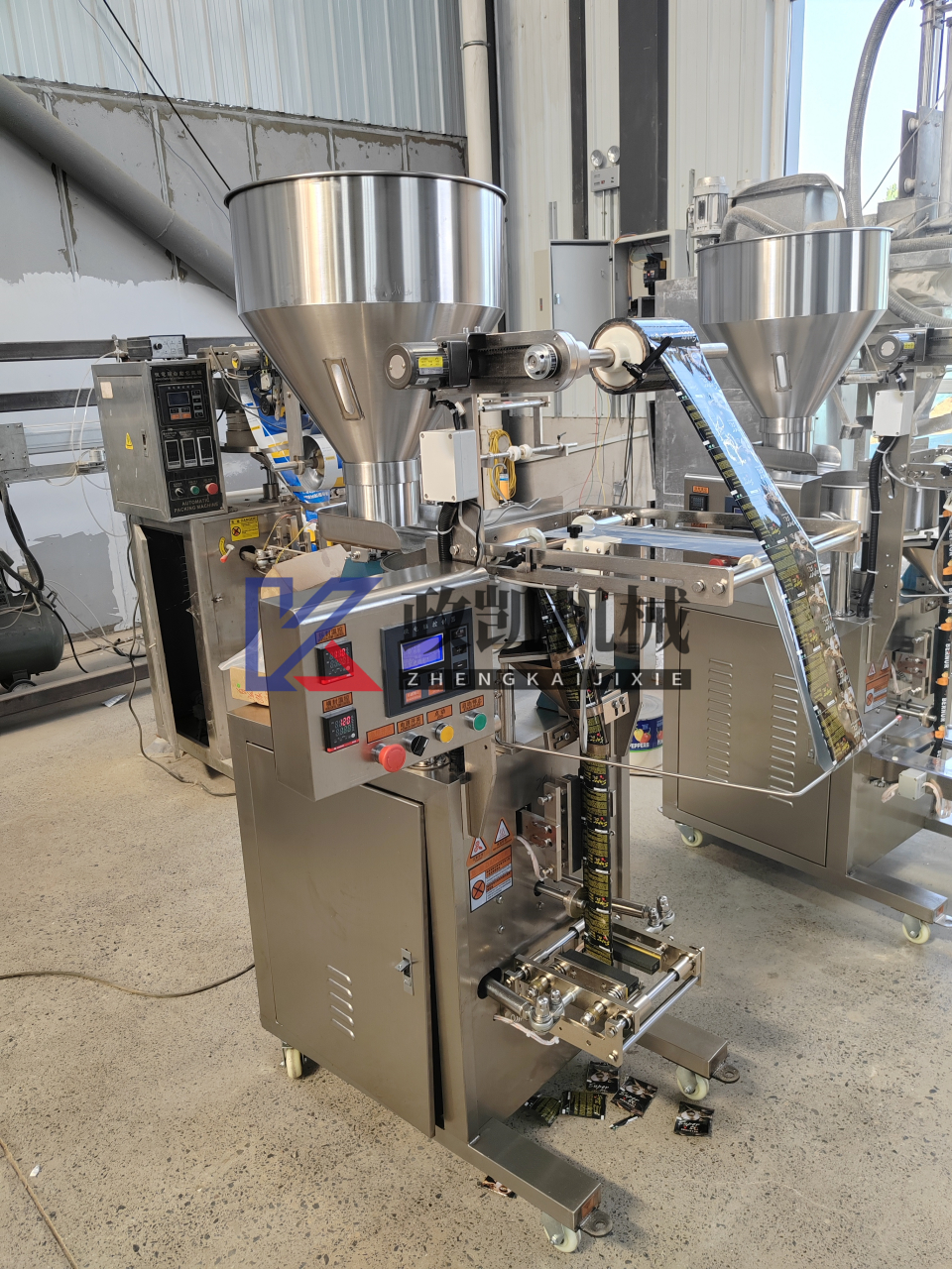 99 颗粒卷膜包装机是一种广泛应用于制药,食品,化工等行业的自动