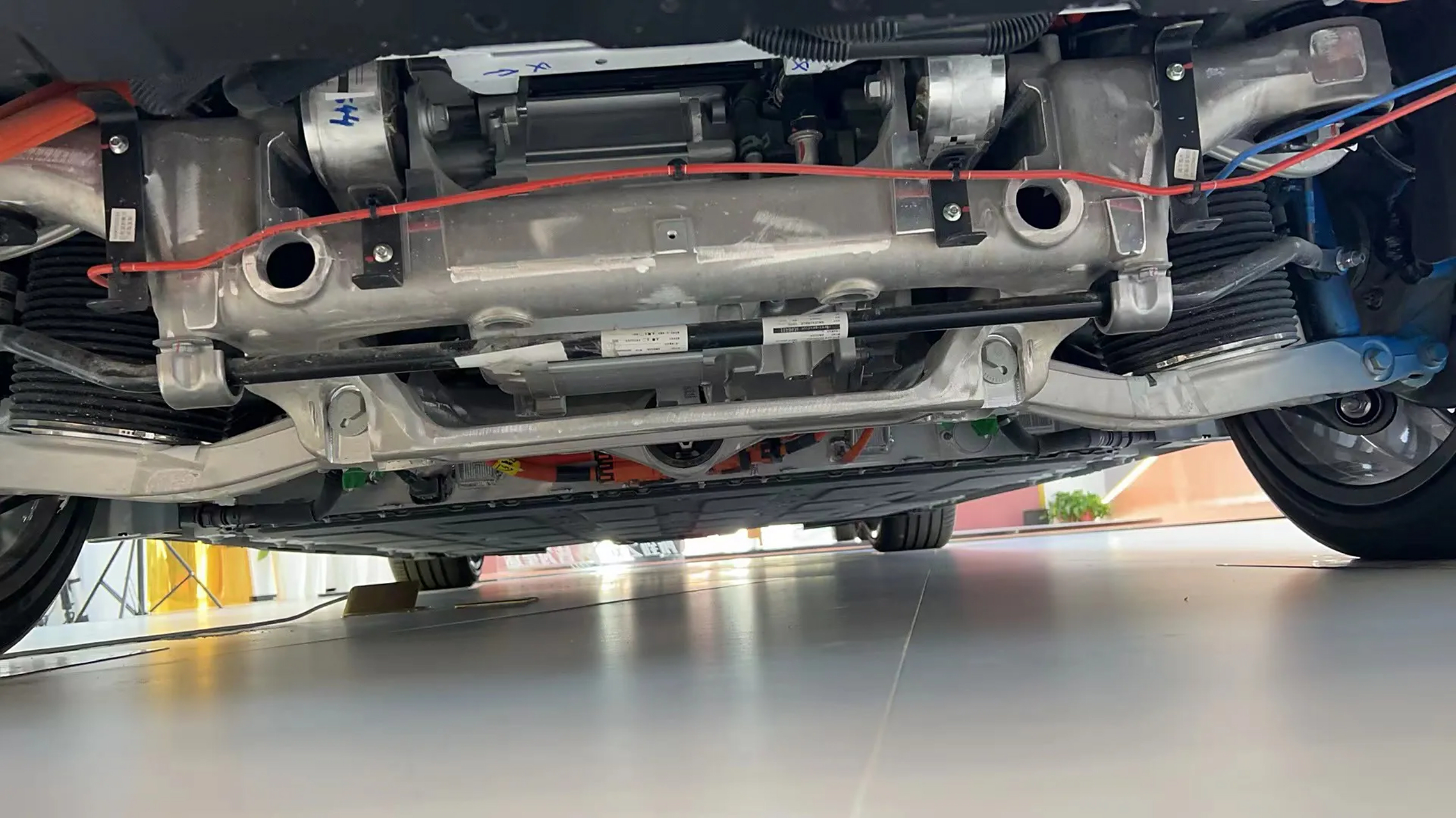 星途星纪元es底盘曝光,700km长续航版本标配前双叉臂 后五连杆铝合金