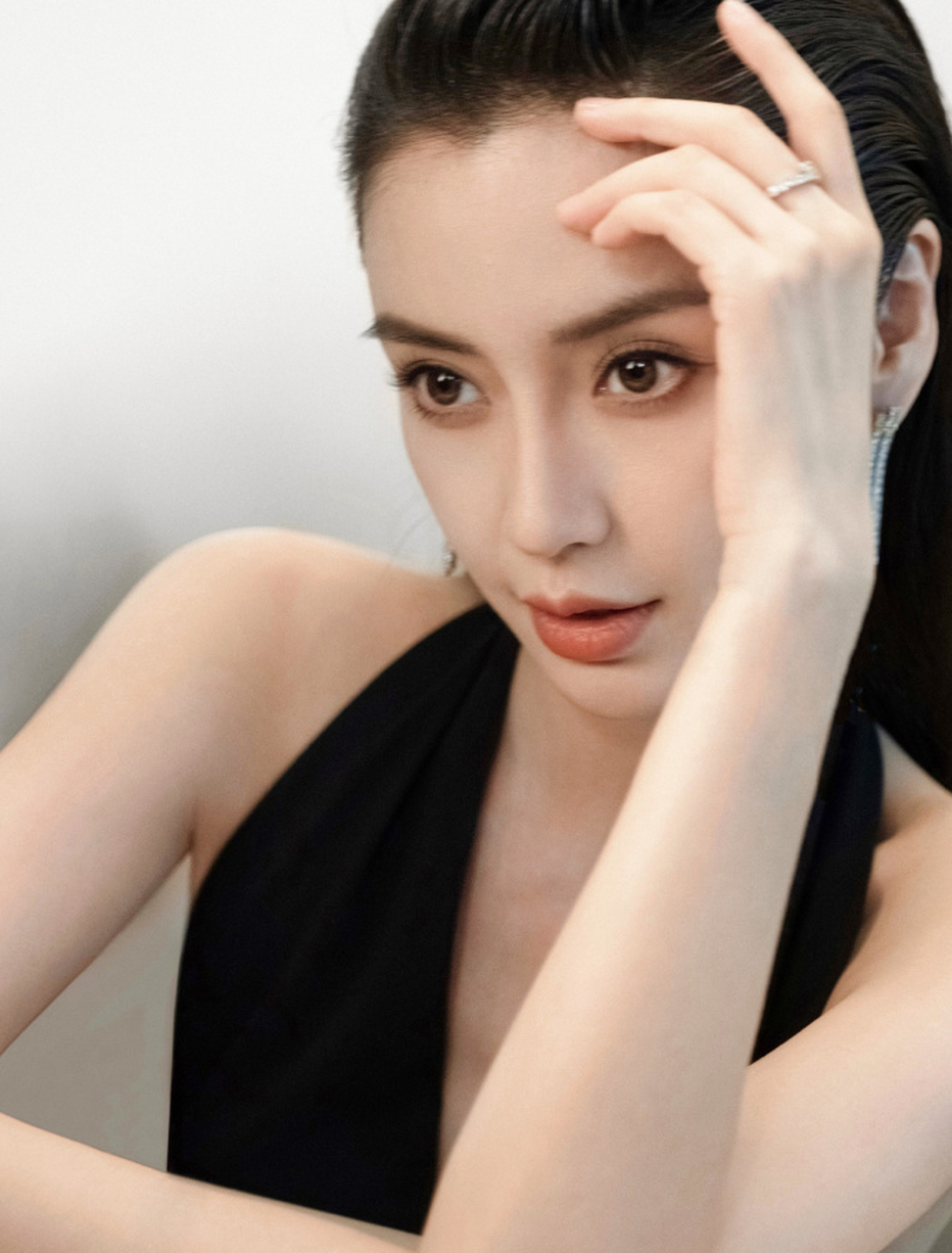 【angelababy黑色露肩裙秀迷人锁骨,气质优雅又性感,这才是真正的女王