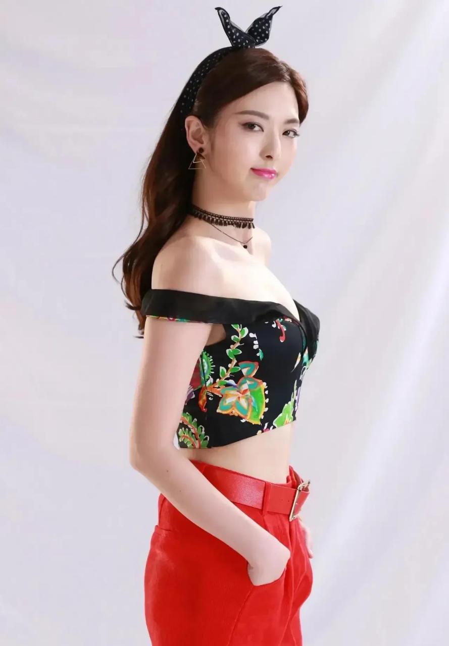 百家号星火计划# 著名演员陈菲穿着黑色印花内衣搭配红色休闲紧身裤