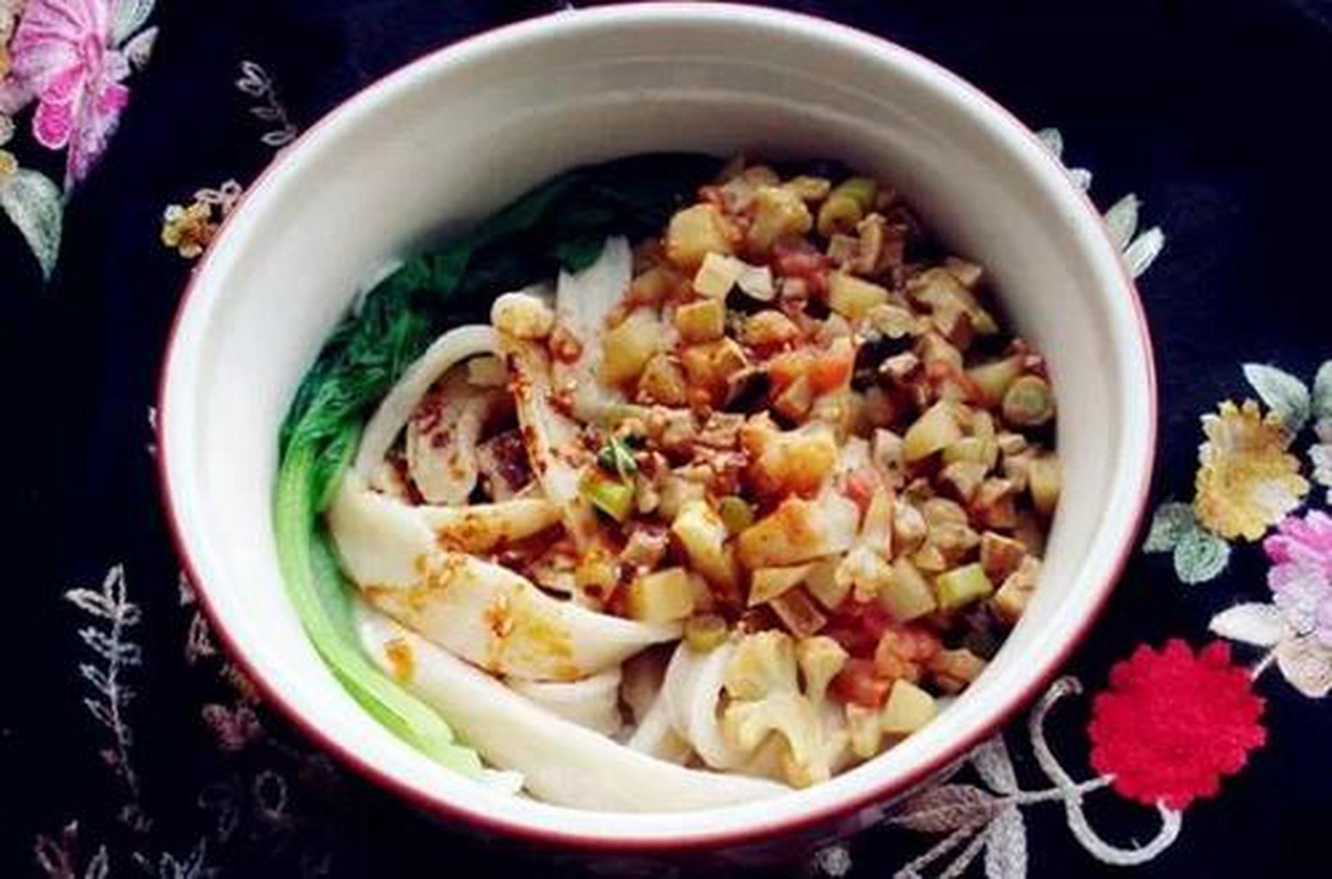 铜川大刀面是陕西铜川著名的汉族小吃,主料是猪肉,面粉.