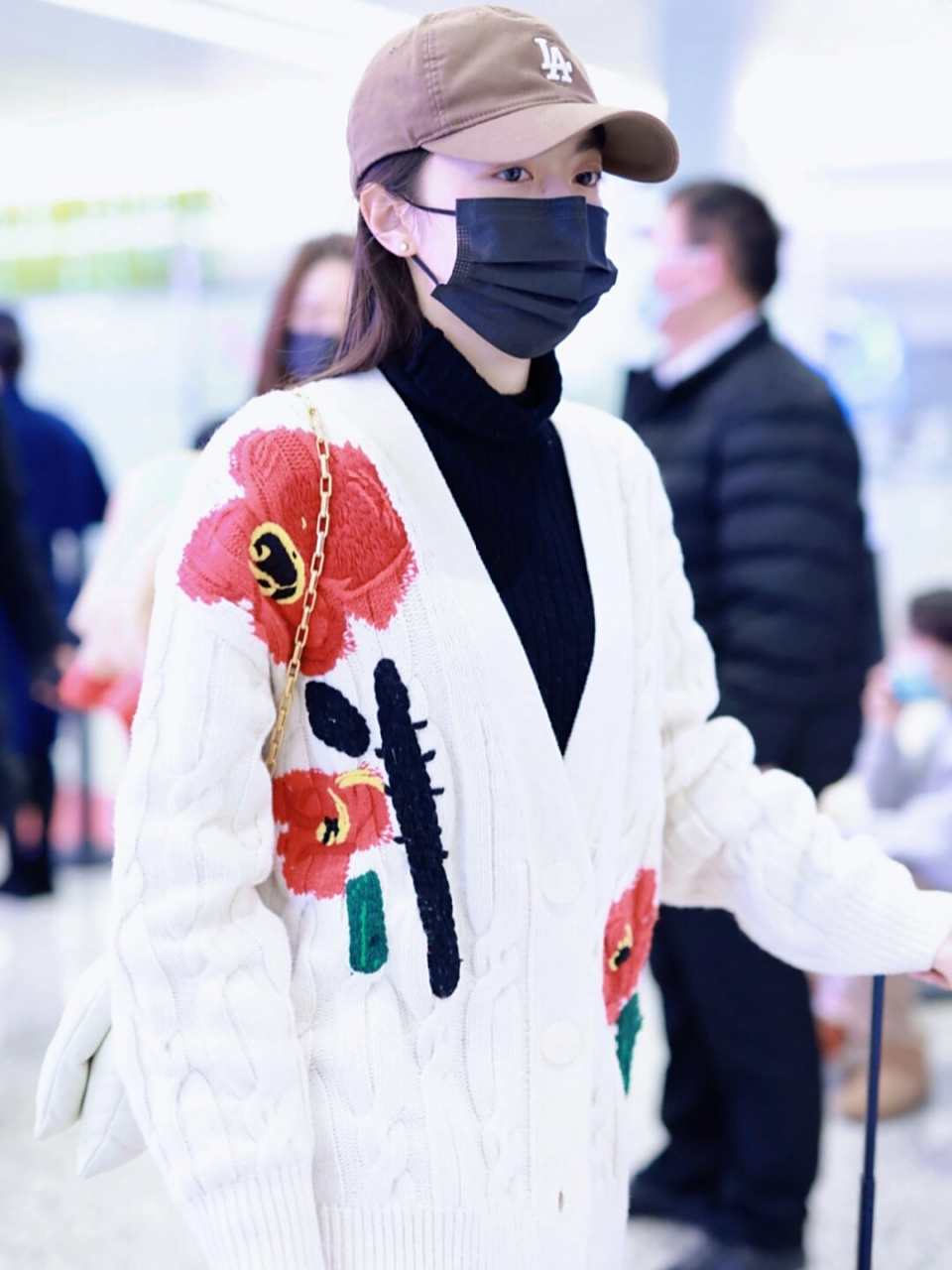 赵今麦机场私服穿搭  近日,赵今麦现身机场,她的穿搭风格一如既往地