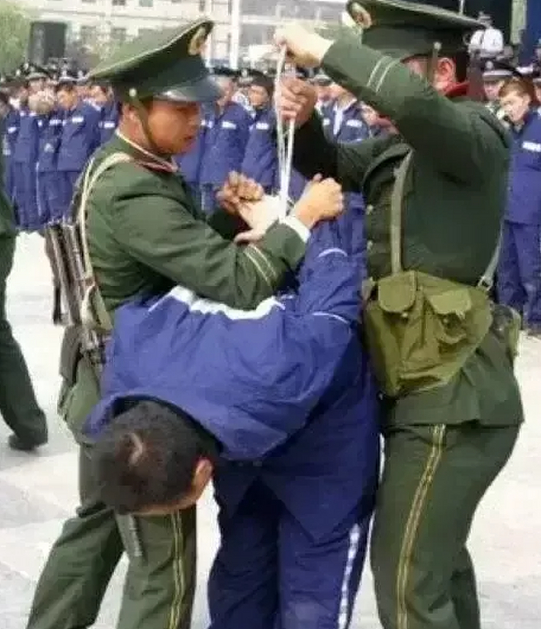 警绳绑男犯人图片