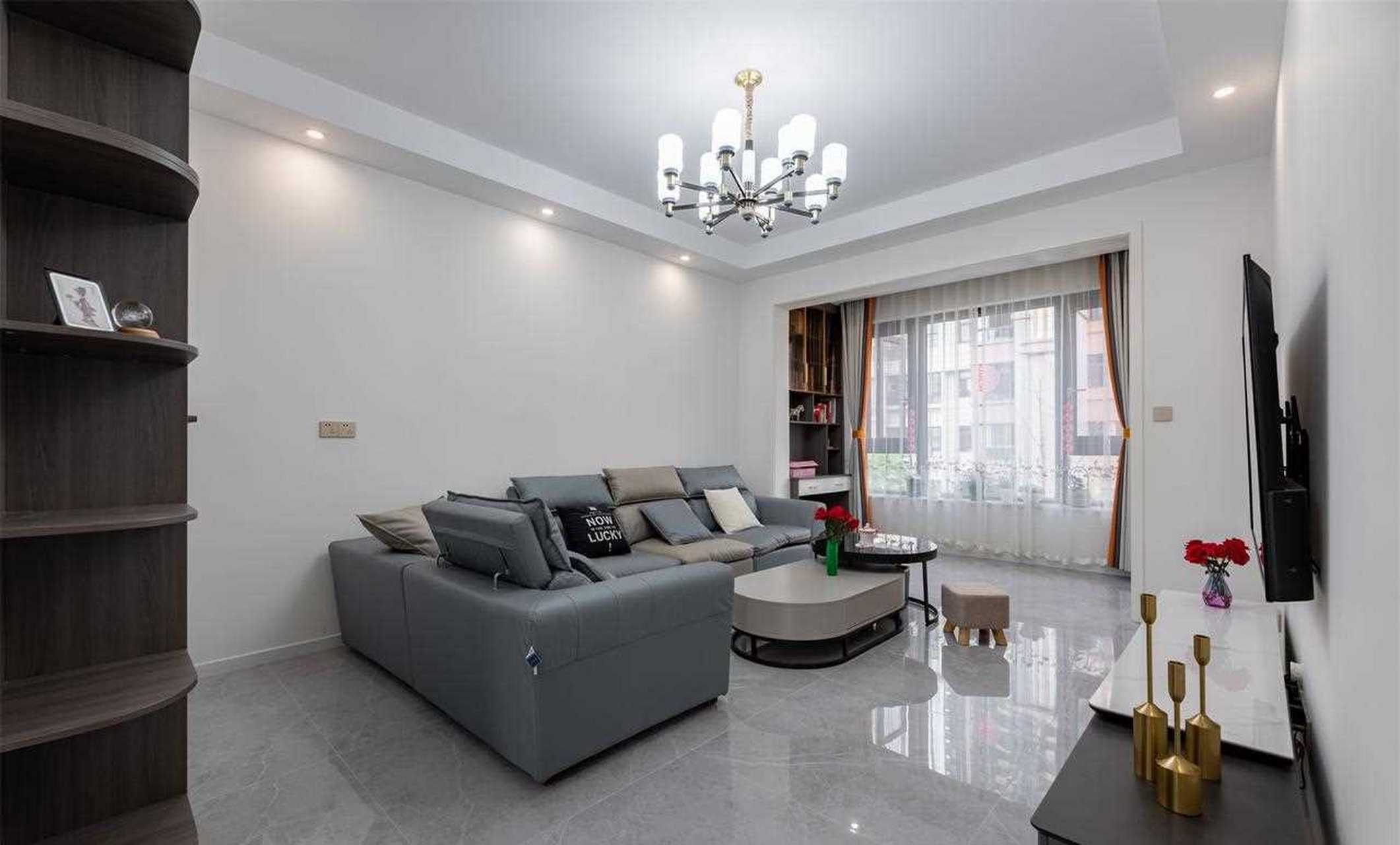 客厅整体以简约风为基调,雾霾蓝 灰色的皮质沙发搭配高低台面的极简