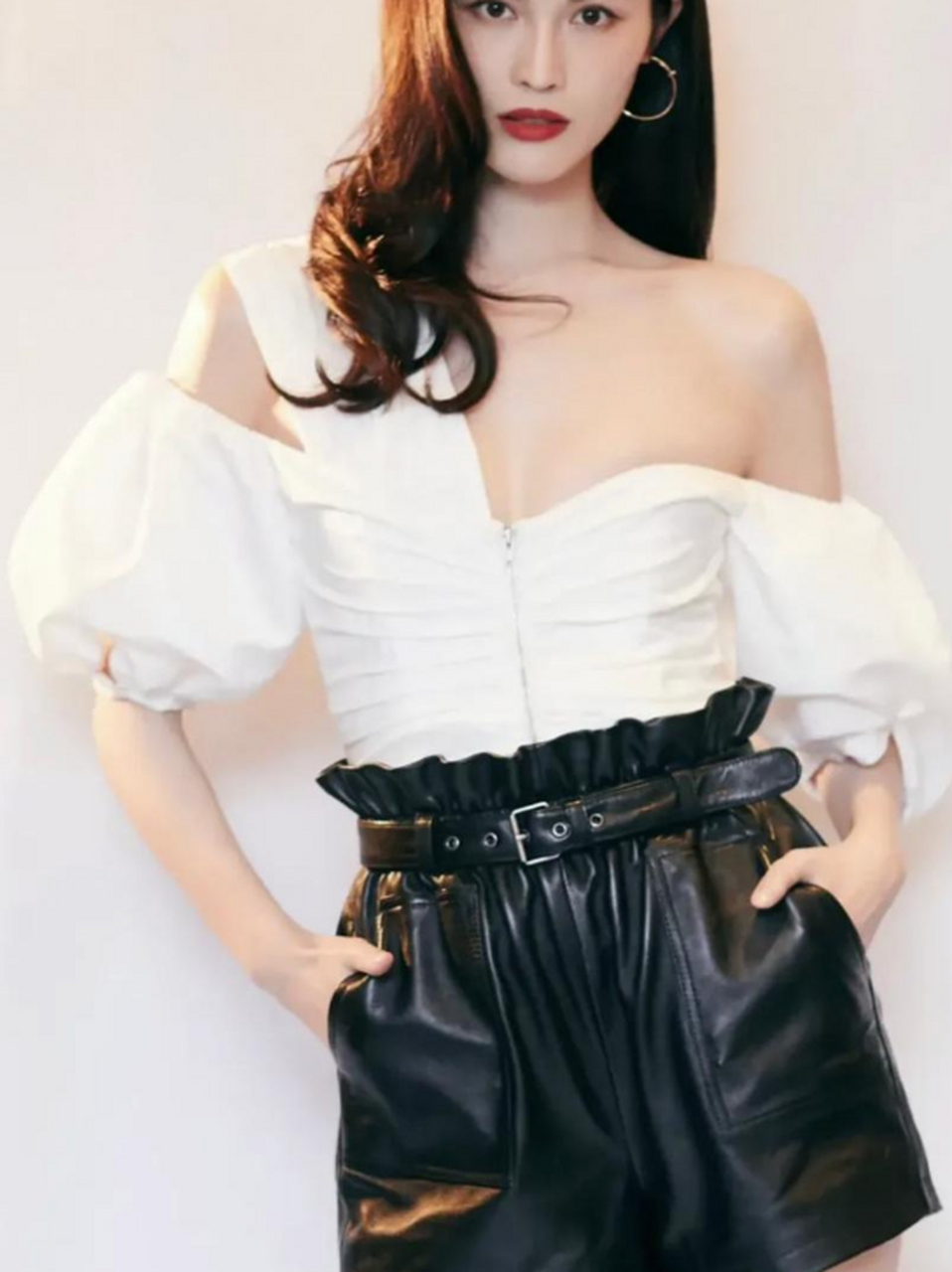何穗白色露肩上衣搭配黑色皮裤显得又酷又美,不愧是国际超模!
