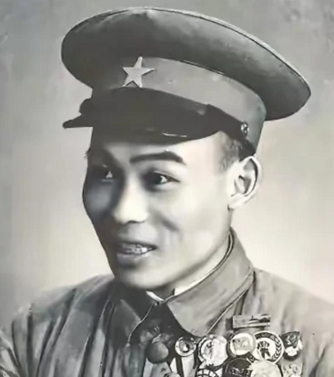 1935年,万泉(现万荣)一个地主少爷夹起一个饺子对放羊娃张英才说:"你