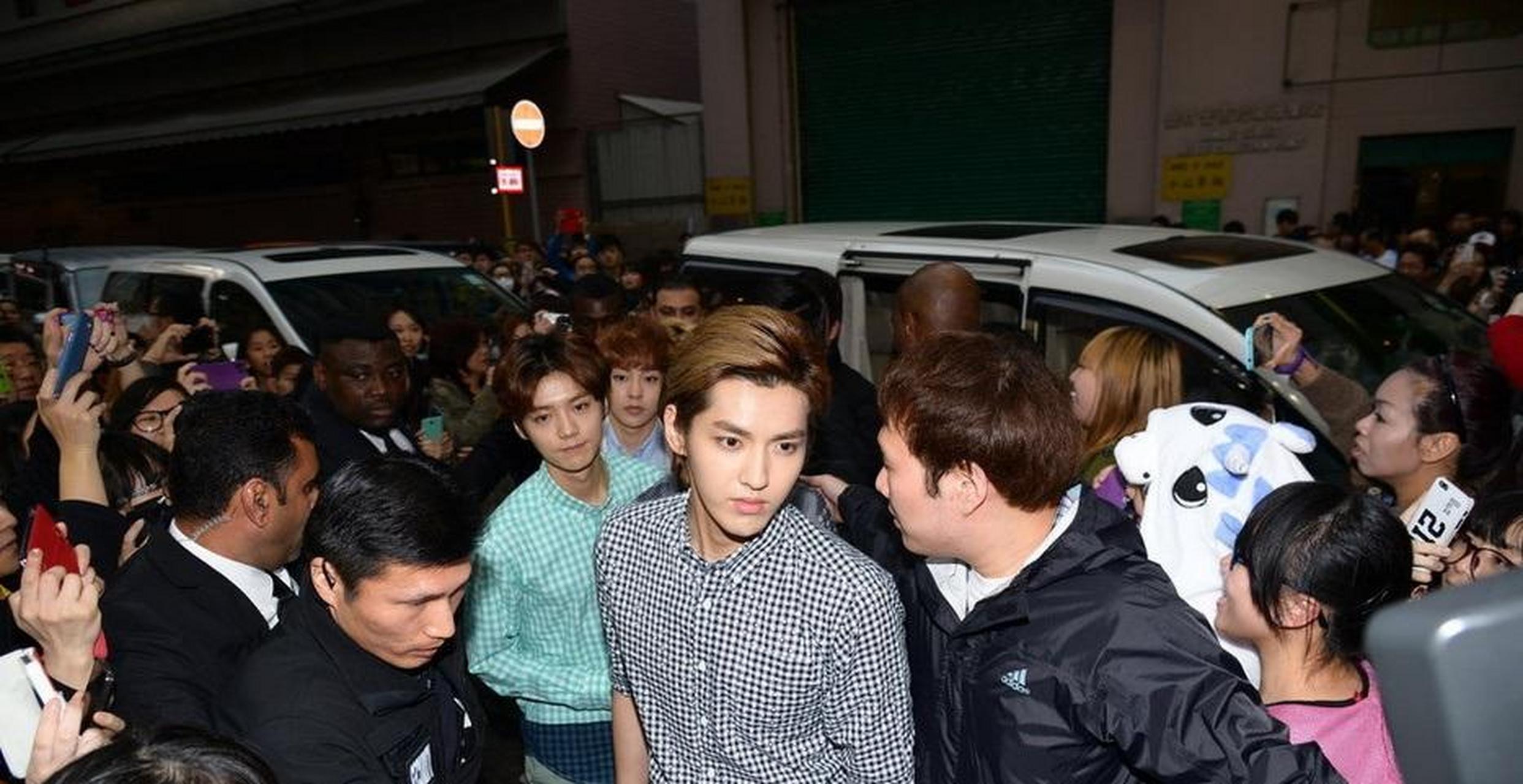 前几年吴亦凡出席exo在香港活动,有粉丝在签名会现场晕倒,场面相当