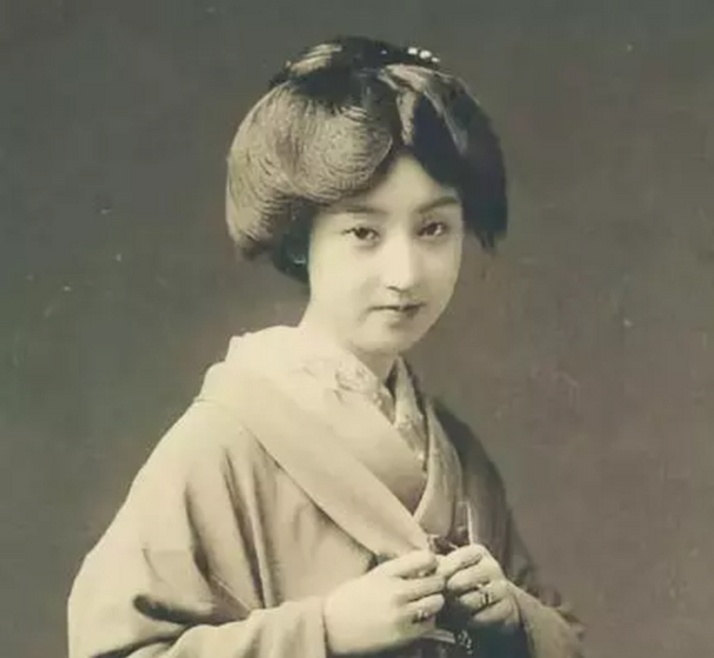 与此同时,由于火灾,大月薰的家庭不得不搬离