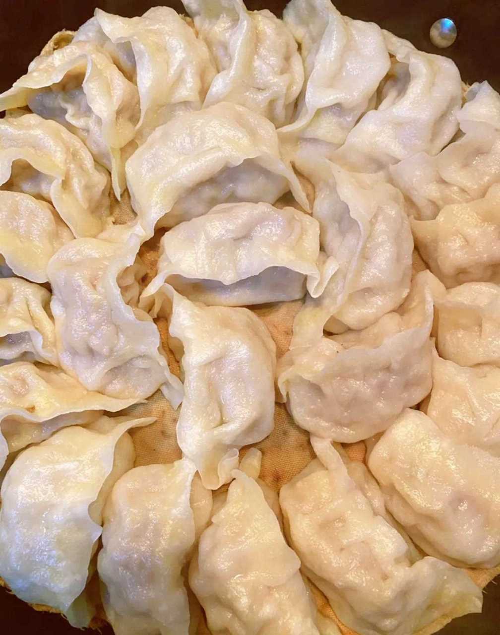 酸菜馅儿的大蒸饺[财神] 好吃,好吃,太好吃啦[锦旗]