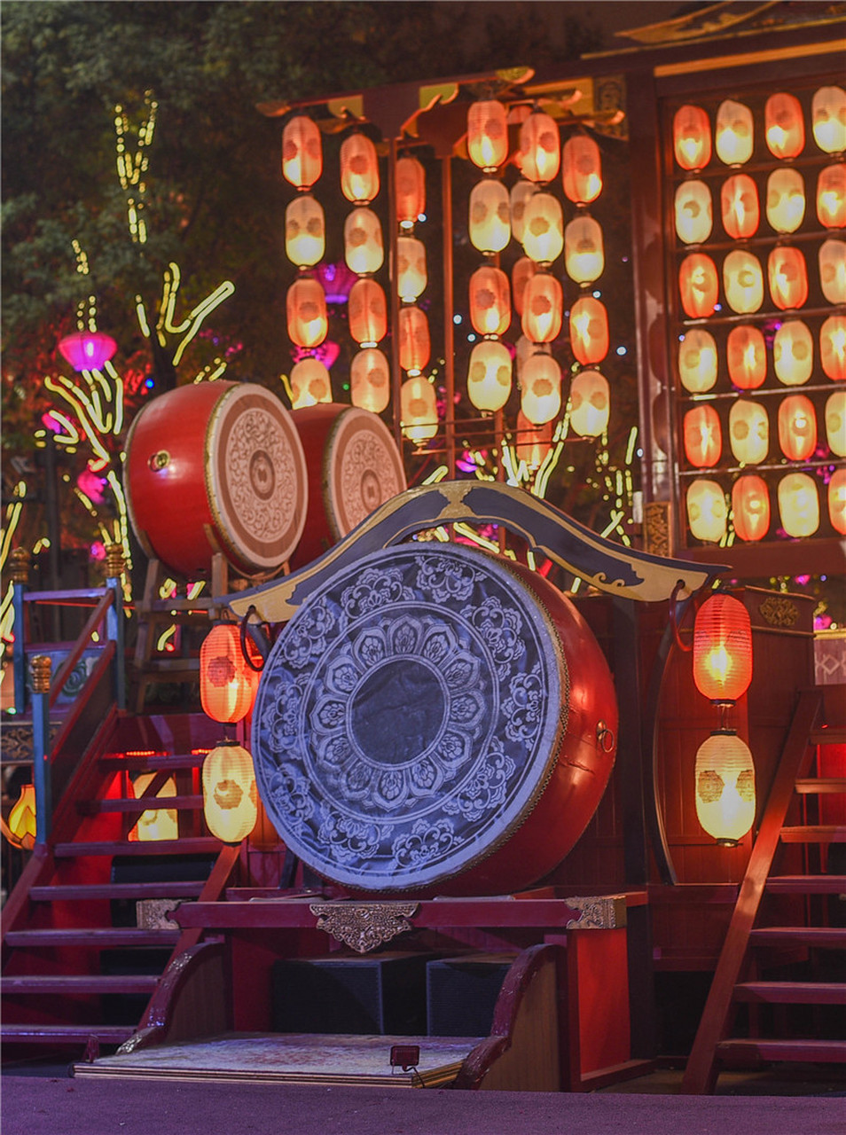 西安菲林酒店,从进门开始,设计就让人眼前一亮,深色家具沉稳大气,白色