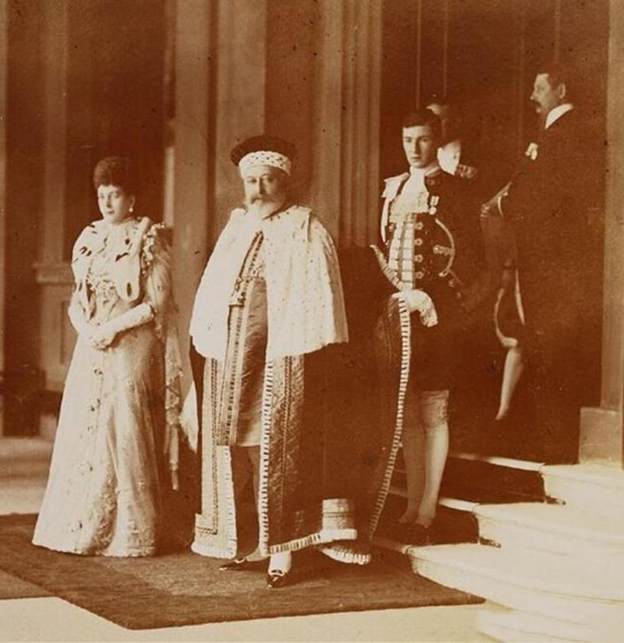 1902年,爱德华七世(女王的曾祖父)和亚历山德拉王后出发参加加冕仪式.