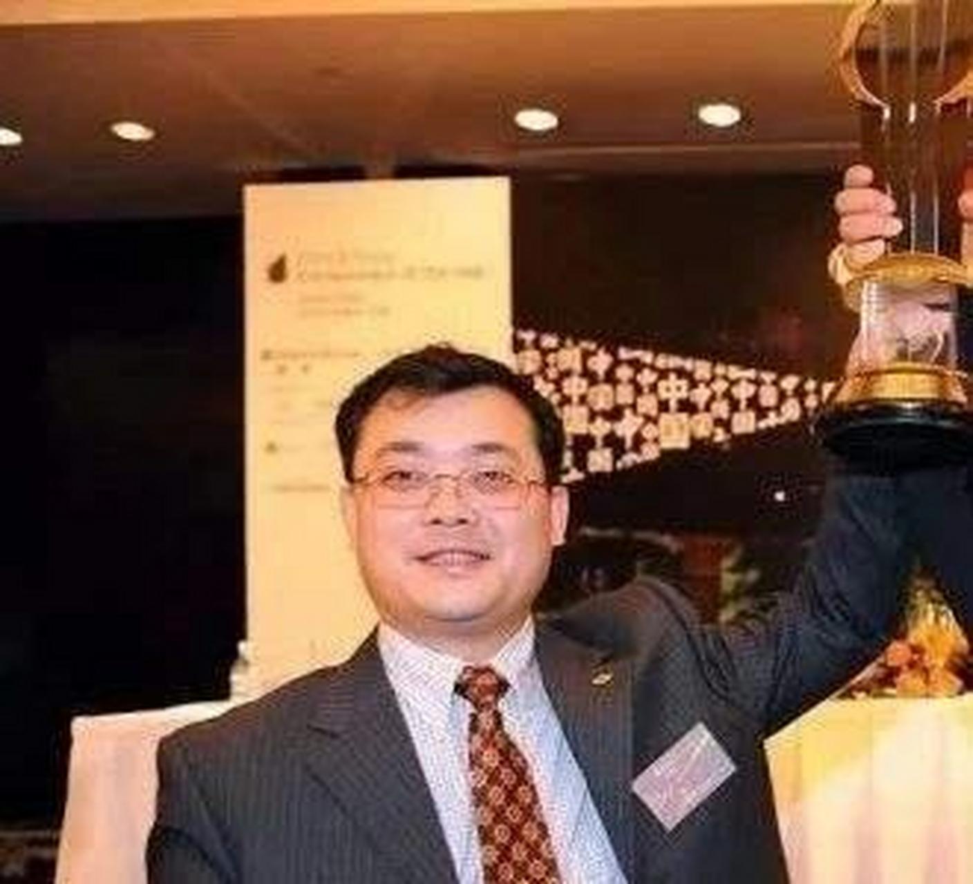 2017年,福耀总经理左敏卸任,曹德旺把女婿叶舒叫到办公室,并吩咐秘书