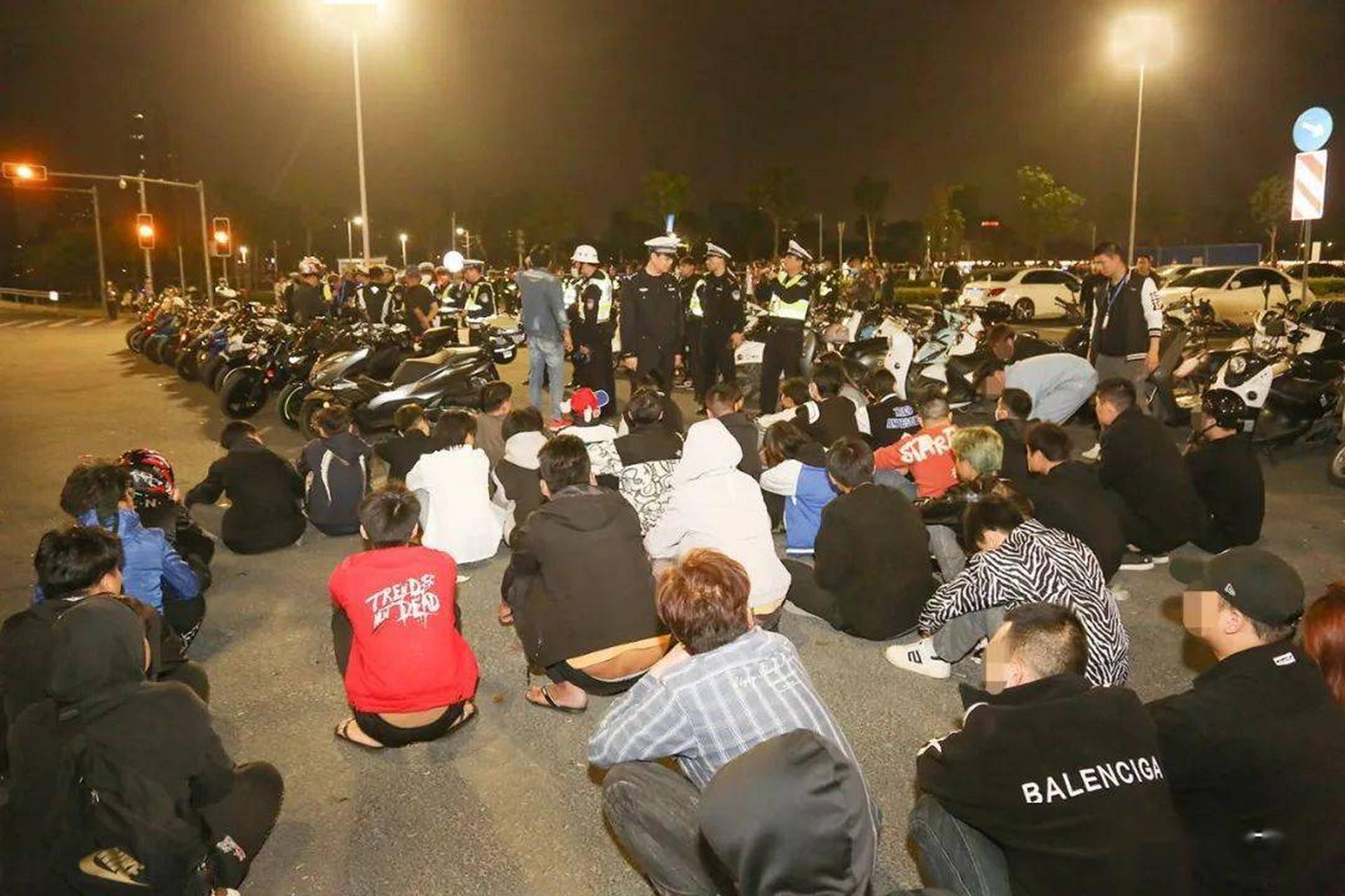 鬼火少年聚众炸街,便衣民警突袭收网,查出违法嫌疑人150人!