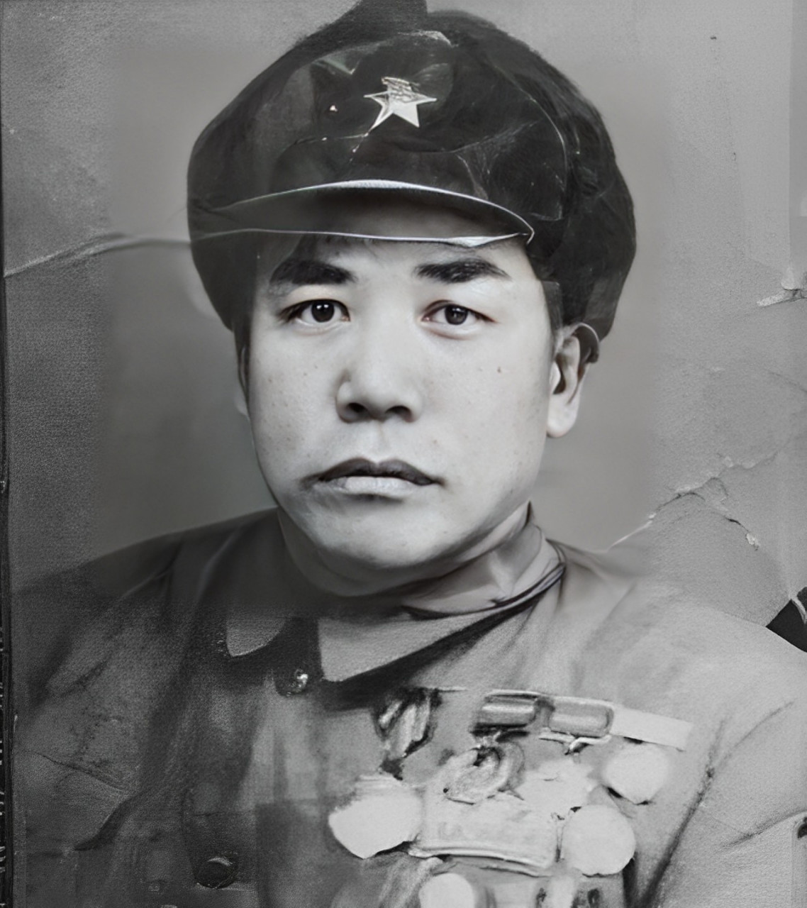 照片中,这名左肩扛枪,右手拿机枪的士兵名叫吕俊生.