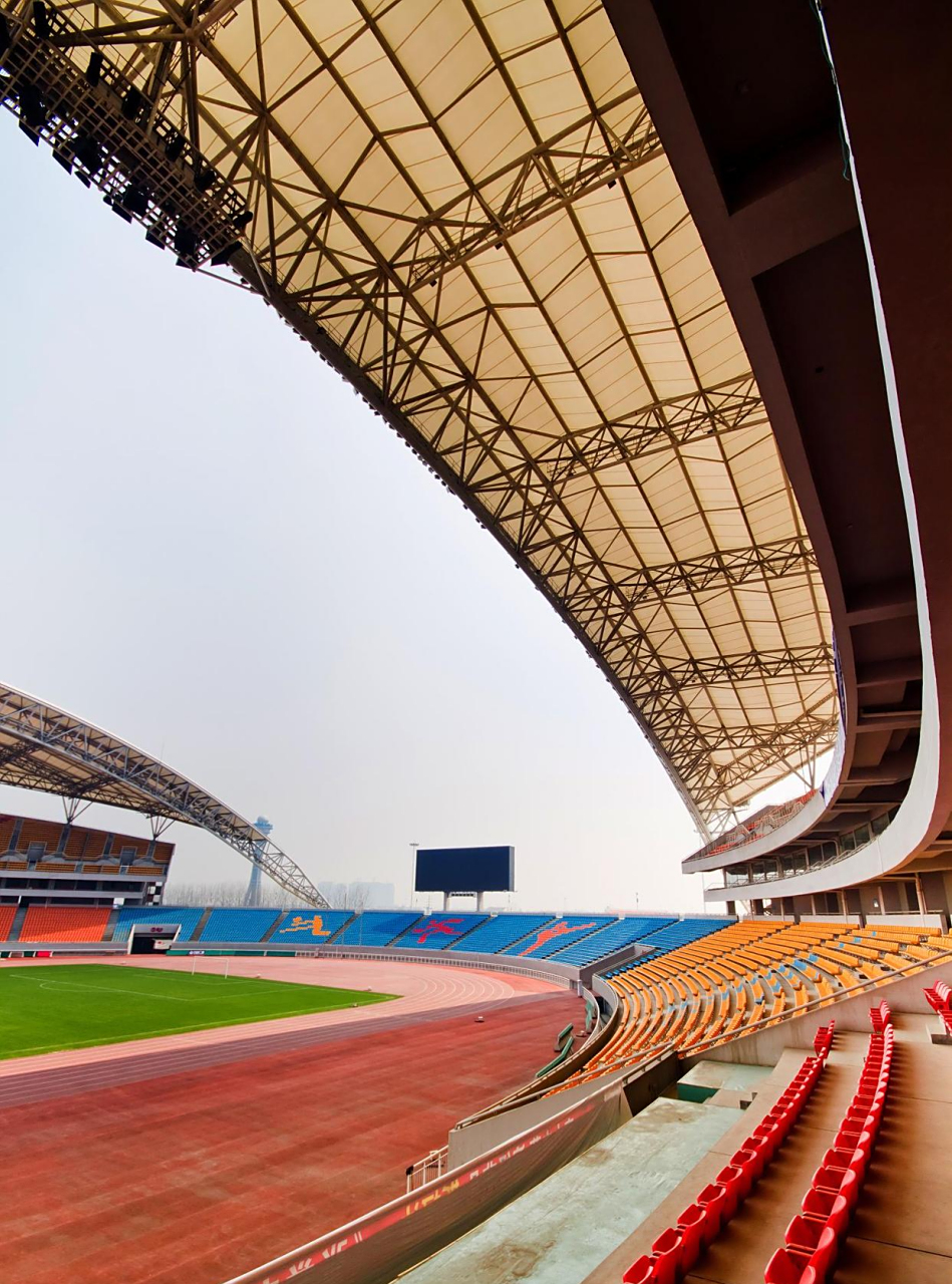 一哥们通过自己的努力终于成为了一名小学老师,第一天