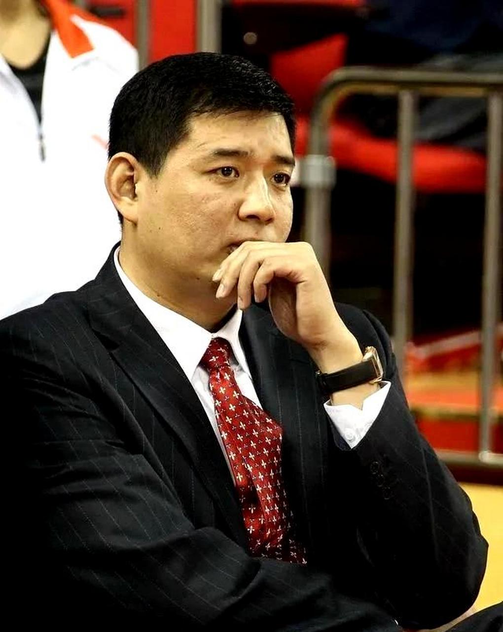 王晗和巩晓彬之对比 逍遥王巩晓彬和胖胖虎王晗,两位篮球教练的执教