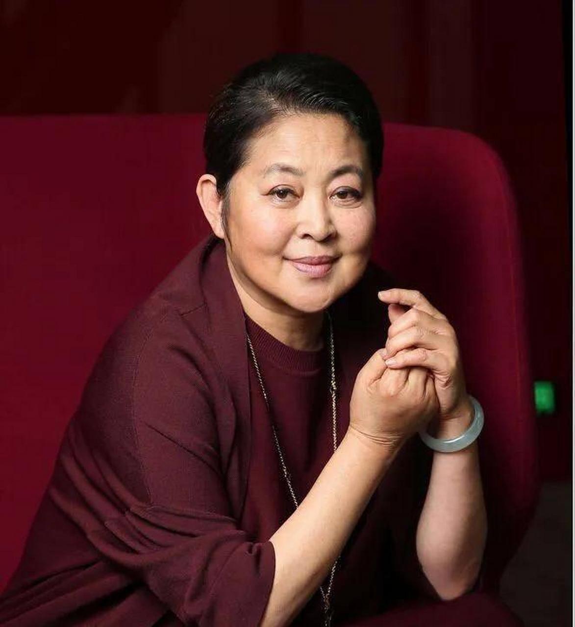 "听的这样无情的话,大家很难相信,这是曾经受众人追捧的"央视一姐"能