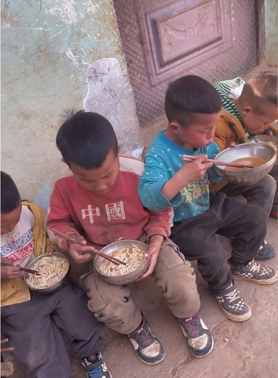要是在城里养这么多孩子,估计饭都吃不上!在山村里,孩子还能吃饱!