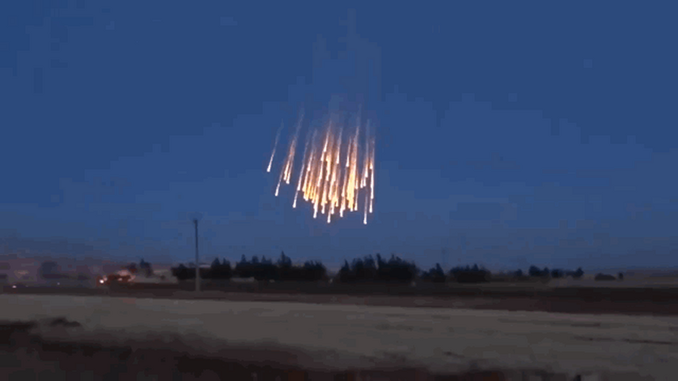 集束炸弹在100米高空爆炸 集束炸弹在100米高空爆炸,50万枚子母弹瞬间