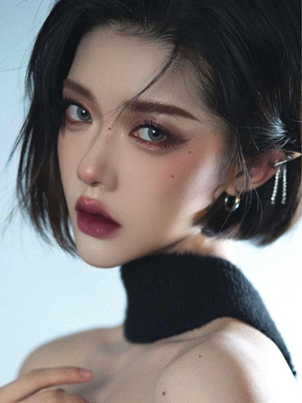 冷艳女特工妆容|暗夜里的酒红波光  7415酒红色系浓颜混血妆,如同