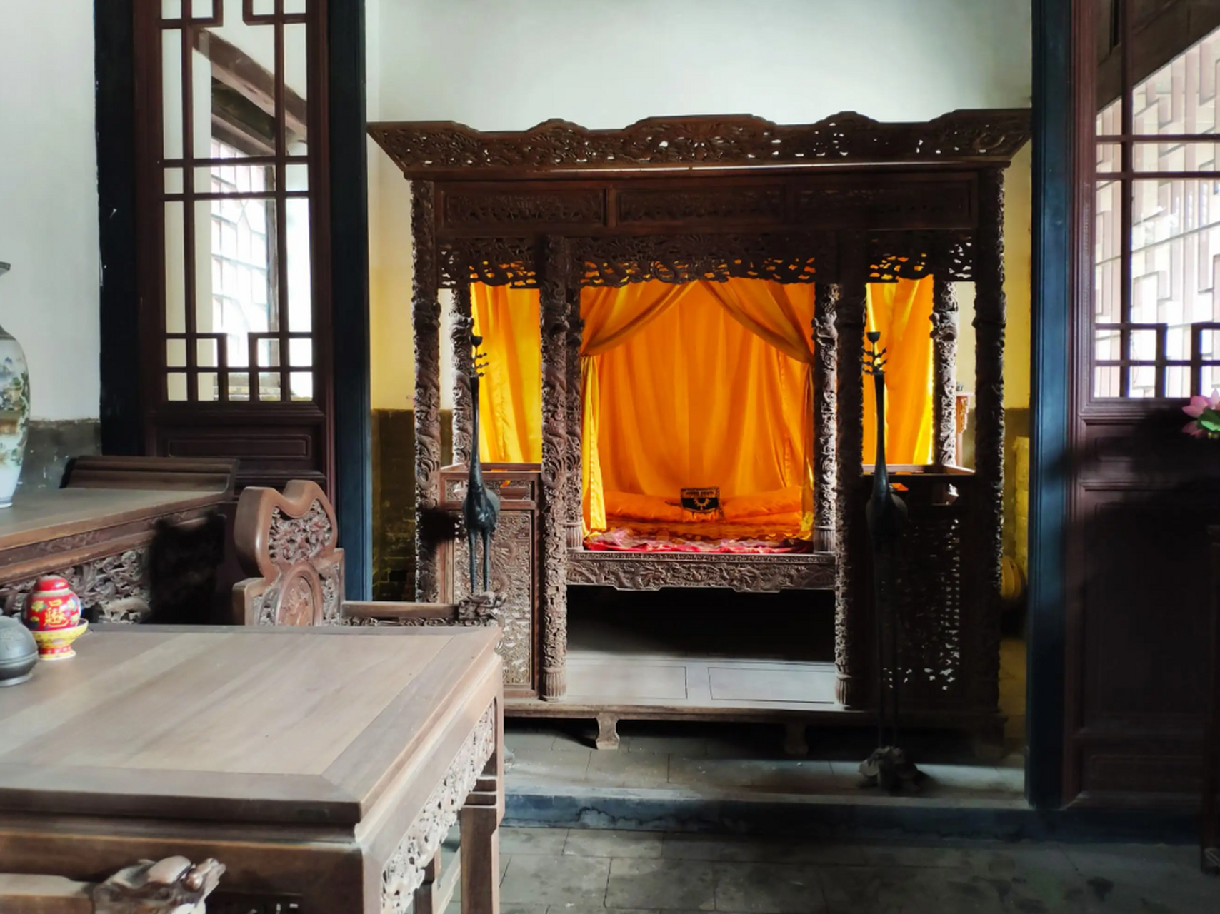 这就是慈禧太后的卧室,第一眼看上去你是不觉得很寒酸,就会想到倾权一